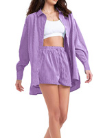 Ensembles 2 pièces rayés tendance pour femmes : chemise boutonnée à manches longues et short taille haute – Tenues décontractées chics pour l'été – Vente en gros