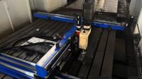 Fraiseuse portative sur portique pour l'usinage des supports de moteur et des bases de châssis