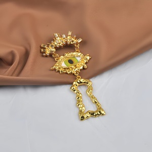 Broche de Luxo Banhado a Ouro com Olho Grego, Strass e Esmalte Verde, em Metal Martelado, com Pingente de Furo de Chave e Alfinete de Lapela - Product Image 4