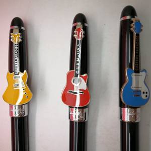 Clip de guitare personnalisé personnalisé musique cadeau stylo émail élégant promotionnel noir métal torsion stylo à bille pour la musique Souvenir - Product Image 2