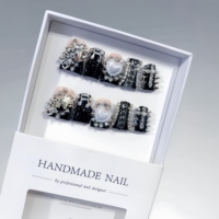 Ongles courts à presser faits main, style French Tip, motifs sculptés ombrés, strass scintillants, exquis et luxueux