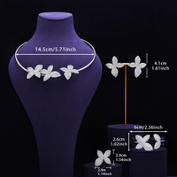 Parure de bijoux de luxe 4 pièces en zircon cubique motif floral pour femme : collier ras-du-cou ouvert, bracelet, bague et boucles d'oreilles clous – Bijoux de mariage et de mariée