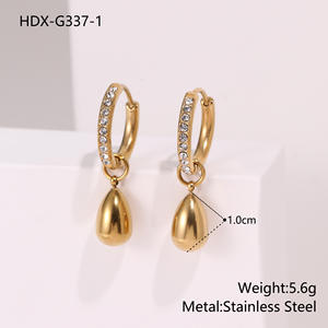 Boucles d'oreilles élégantes Teardrop Huggie plaquées deux tons avec des accents CZ Cadeau de bijoux à la mode pour les femmes qui aiment les motifs délicats - Product Image 6