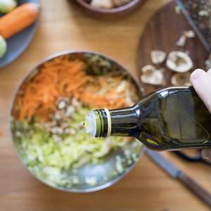 Dispensador de aceite y vinagre de vidrio con volquete de acero inoxidable Botella de aceite de cocina 500ml Botella de aceite de oliva verde oscuro - Product Image 6