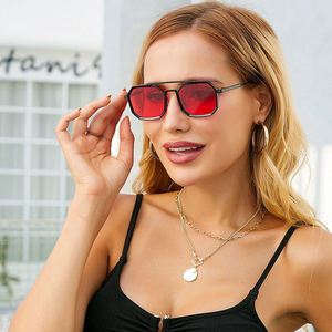 แว่นกันแดดทรงเหลี่ยมสไตล์วินเทจพังก์โลหะหรูหราพร้อมโลโก้แบบกำหนดเองสำหรับผู้หญิง - Product Image 2