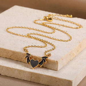 Collier personnalisé pendentif aile de démon pour femmes plaqué or design aile noire avec coeur goutte d'huile gothique punk bijoux de mode de style - Product Image 3