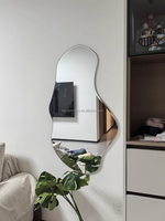 Miroir mural sur pied au design moderne irrégulier, grand miroir décoratif en verre pour salon et chambre à coucher