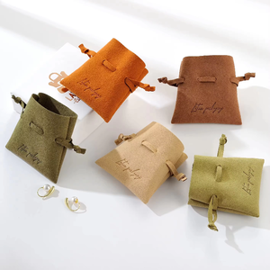 Sacs cadeaux en velours délicats avec cordon de serrage, logo personnalisé, pour la présentation et le rangement de bijoux, pochettes légères - Product Image 3