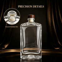 Bouteille de liqueur en verre transparent carrée de 500 ml à fond épais avec bouchon en bois, finition mate, options d'impression sérigraphique et de gravure pour la tequila