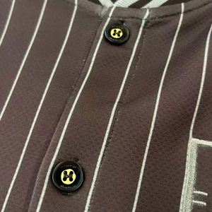 เสื้อเบสบอลคอวีแขนสั้นปักลายสไตล์อเมริกันเรโทรลายทางสำหรับผู้ชาย  ไซส์ใหญ่พิเศษ - Product Image 3