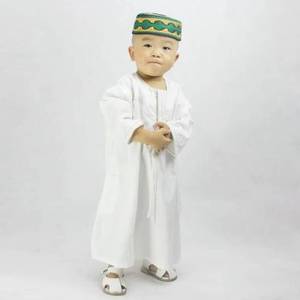 Tenue islamique traditionnelle musulmane de Dubaï : robe à col rond en cachemire pour garçons de 1 à 6 ans - Product Image 3