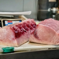 Poisson-sabre sauvage surgelé IQF de qualité supérieure, corps entier, en vrac, steak, tranche, portion de ventre, tête, queue, peau intacte, emballé sous vide SG