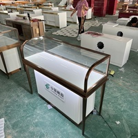 Meuble mural de luxe sur mesure pour bijouterie avec logo, vitrine en verre et comptoir de présentation de bijoux