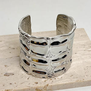 Bracciale di Lusso di Alta Gamma con Stampa Coccodrillo, Sofisticato ed Elegante, Bracciale a Fascia Larga in Lega Metallica Placcata Oro/Argento - Product Image 6