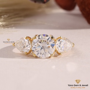 Anillo Elegante Royal Trio con Corte Redondo para Mujer, Diamante CVD Cultivado en Laboratorio de 3.00 Quilates, Oro Sólido de 14K, Certificado IGI, Color E, Claridad VVS2 - Product Image 1