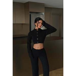 Conjunto de Punto con Detalle de Botones Negros, Tejido de Ganchillo y Patrón Estampado - Product Image 4