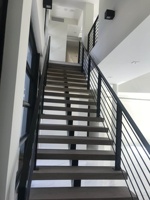 Escalier en tube carré métallique moderne et durable, personnalisé, avec surface antidérapante, garde-corps en verre pour une utilisation en intérieur, hôtel, appartement