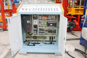 Macchina Vibrante Motorizzata Completamente Automatica QT10-15 Controllata da PLC per la Produzione di Blocchi 150x150x100mm per Cordoli - Product Image 5