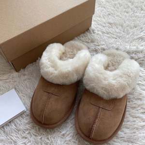 Botas de Nieve Clásicas de Invierno para Mujer UgAU, Forradas con Lana de Piel de Oveja de Calidad y Cuero Natural, Cómodas y Suaves - Product Image 2