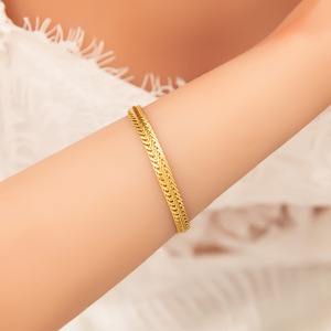 สร้อยข้อมือสแตนเลสสตีลชุบทอง 18K ลายโซ่คิวบาแบบกลวงรูปหัวใจ เครื่องประดับแฟชั่นทรงเรขาคณิต - Product Image 2