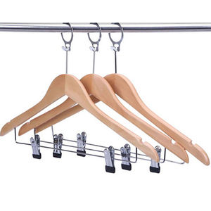 Cintres d'hôtel en bois <span class=keywords><strong>antivol</strong></span> personnalisés pour pantalons et jupes Clips métalliques antidérapants Rangement de vêtements de garde-robe moderne à un niveau - Product Image 1