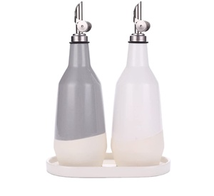Dispenser moderno per olio e aceto con beccuccio in metallo e vassoio versatore pesante <span class=keywords><strong>da</strong></span> cucina Dispenser per bottiglie in ceramica <span class=keywords><strong>Set</strong></span> di 2 - Product Image 1