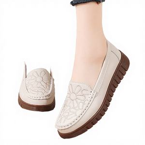 Chaussures à enfiler pour femmes en cuir véritable, nouveau style transfrontalier, avec bride réglable, talons compensés pour mère, semelles souples antidérapantes - Product Image 2