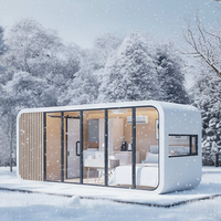 Cabine en bois de pommier robuste et durable avec matériau anticorrosion et isolation thermique pour la vie en zone isolée, site d'éco-tourisme