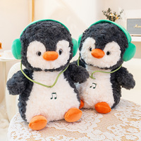 Peluche pingouin mignon de 8 pouces avec écouteurs verts, animal en peluche doux sur le thème de la musique, pour cadeaux, vente en gros, poupée pour machine à griffes, en vrac