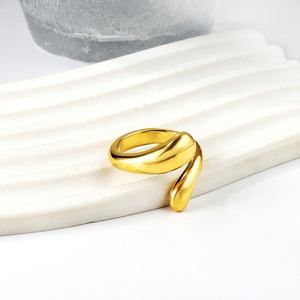 Vente en gros d'anneaux ouverts en forme de goutte d'eau en acier inoxydable plaqué or 18 carats PVD, bijoux minimalistes pour mariage et fiançailles pour femmes - Product Image 4