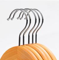 Vente en gros de cintres en bois naturel avec rainures pour les épaules cintres en bois avec logo personnalisé pour vêtements pour armoire ou salle de bain