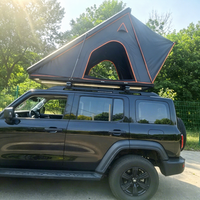 Usine chinoise professionnelle de tentes de toit : Tente de toit rigide triangulaire en aluminium 4x4 pour voitures avec barres de toit et panneau solaire