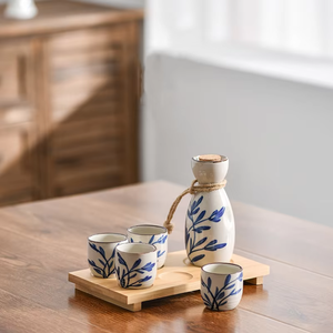 Ensemble de saké en céramique en gros avec plateau en bambou, style japonais, 1 pot et 4 tasses, coffret cadeau en porcelaine pour restaurant et maison - Product Image 2