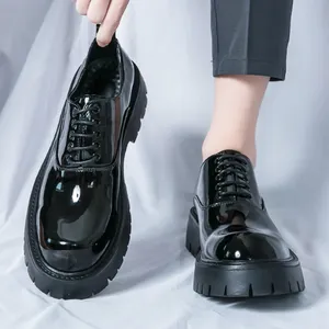 Siyah renk kalın taban beyler erkekler için rahat resmi dantel-ups Patent deri düğün ayakkabı kendi gerekir