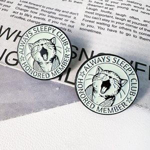 Spilla Personalizzata del Gatto Eccentrico e Pigro, Sempre in Sonno. Il distintivo da onorario del club è un distintivo divertente ed emotivo in bianco e nero. - Product Image 3