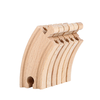 Ensemble de train en bois UBM 54 pièces avec gare, voiture de police, ambulance, tapis de jeu, jouet ferroviaire Montessori pour tout-petits, jouet à encastrer à l'échelle 1:12, piles alcalines
