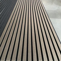 Panneau acoustique en bois à lattes, panneau mural insonorisant en feutre PET écologique pour la décoration intérieure des bureaux commerciaux, des hôtels