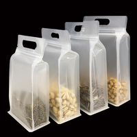 Transparante plastic zak met handvat, hersluitbare zip sluiting aan de zijkant, voor noten, granen, gedroogd fruit en voedsel.