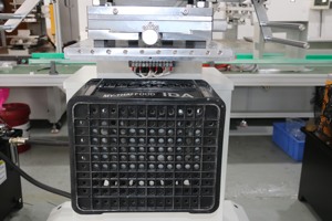 Machine de marquage à chaud à <span class=keywords><strong>grand</strong></span> <span class=keywords><strong>format</strong></span> TPM 20 tonnes pour caisses, avec cadre hydraulique pour dorure à chaud - Product Image 5