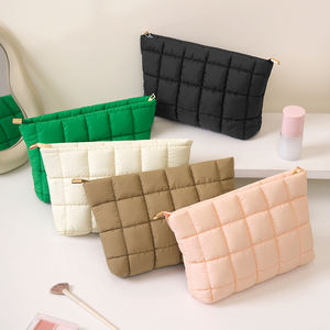 कस्टम लोगो टिकाऊ कुलीटेड पफी नायलॉन मेकअप बैग के साथ महिलाओं के लिए कस्टम लोगो टिकाऊ क्लुटेड पफी यात्रा कॉस्मेटिक पाउच - Product Image 5