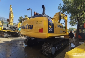 Excavadora Komatsu de segunda mano de 20 toneladas, excavadora mediana, excavadora de orugas, a la venta, componentes básicos, Motor y motor - Product Image 5