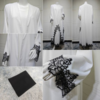 Abaya longue blanche modeste MQ286 avec appliques en dentelle noire, vêtement islamique, robe Abaya, robe Dubaï, robe musulmane pour femmes avec hijab