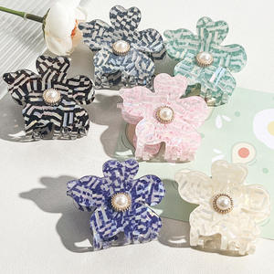 Pince à cheveux élégante en perles françaises pour femme, motif fleur à 5 pétales multicolores, pince requin, vente en gros - Product Image 1