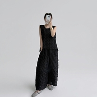En stock : Ensemble d'été plissé Miyake 2 pièces élégant, comprenant un haut court sans manches uni à texture tissée 3D et un pantalon ample à jambes larges