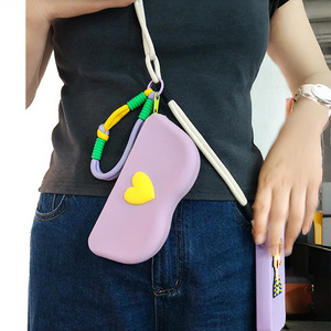 מארז משקפי שמש נייד רך מסיליקון בצבע אחיד בצורת לב, עמיד למים, לאישה, אביזר לתיק - Product Image 5