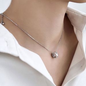 สร้อยคอเงินแท้ 925 ดีไซน์หรูหราประดับเพชรซีกอนเซียทรงกลม รุ่น Dylam Exquisite Fine Jewel ผิวปัดเงาแบบกำหนดเองได้ - Product Image 4