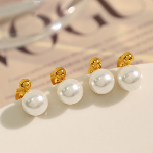 ต่างหูมุกสีขาว เกรด AAA ประดับขอบทอง ใส่ได้ทุกวัน - Product Image 1