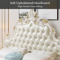 Europäischer Stil Komfortables Luxus-Softbett Gummibaumholzrahmen Mikrofaser-Leder Gepolstertes Kopfteil Goldgeschnitztes Kingsize-Schlafzimmer