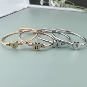 Biểu Tượng Tùy Chỉnh Thép Không Gỉ Thời Trang Bangle Có Thể Điều Chỉnh Twist <span class=keywords><strong>Rope</strong></span> Mở Cuff Vòng Đeo Tay Với 26 Thư Khắc Mặt Dây Chuyền Trái Tim - Product Image 1