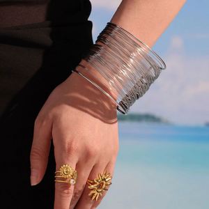 Modernos Brazaletes con Corazón Cristiano y Letras Romanas, Resistentes a la Decoloración, Estilo Coreano Minimalista, Accesorios de Moda para Mujer y Hombre - Product Image 1